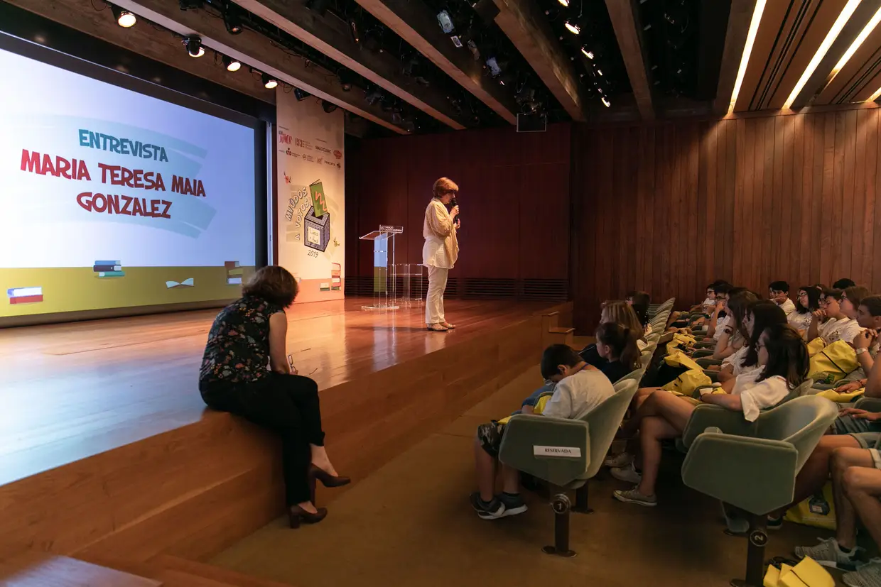 Maria Teresa Maia Gonzalez, autora de «A Lua de Joana» falou sobre si e os seus livros e conversou com os jovens presentes