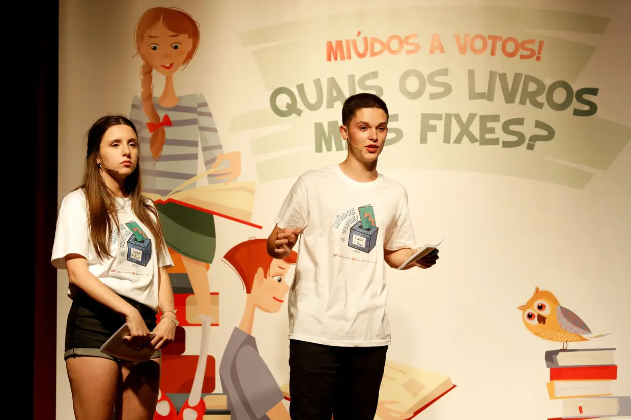 Inês Santos e Pedro Pires, ambos com 17 anos e alunos da Escola Braamcamp Freire, foram os apresentadores da festa final