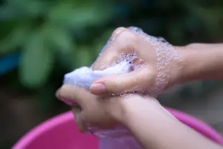 A etiqueta diz que "essa" peça de roupa não pode ir para a máquina. Mas será bem assim?