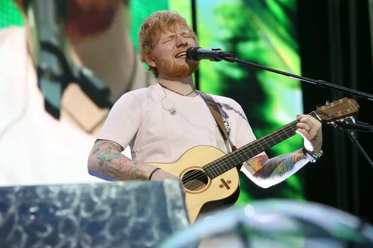 Sozinho em palco com a sua guitarra, cantou alguns dos seus temas mais populares