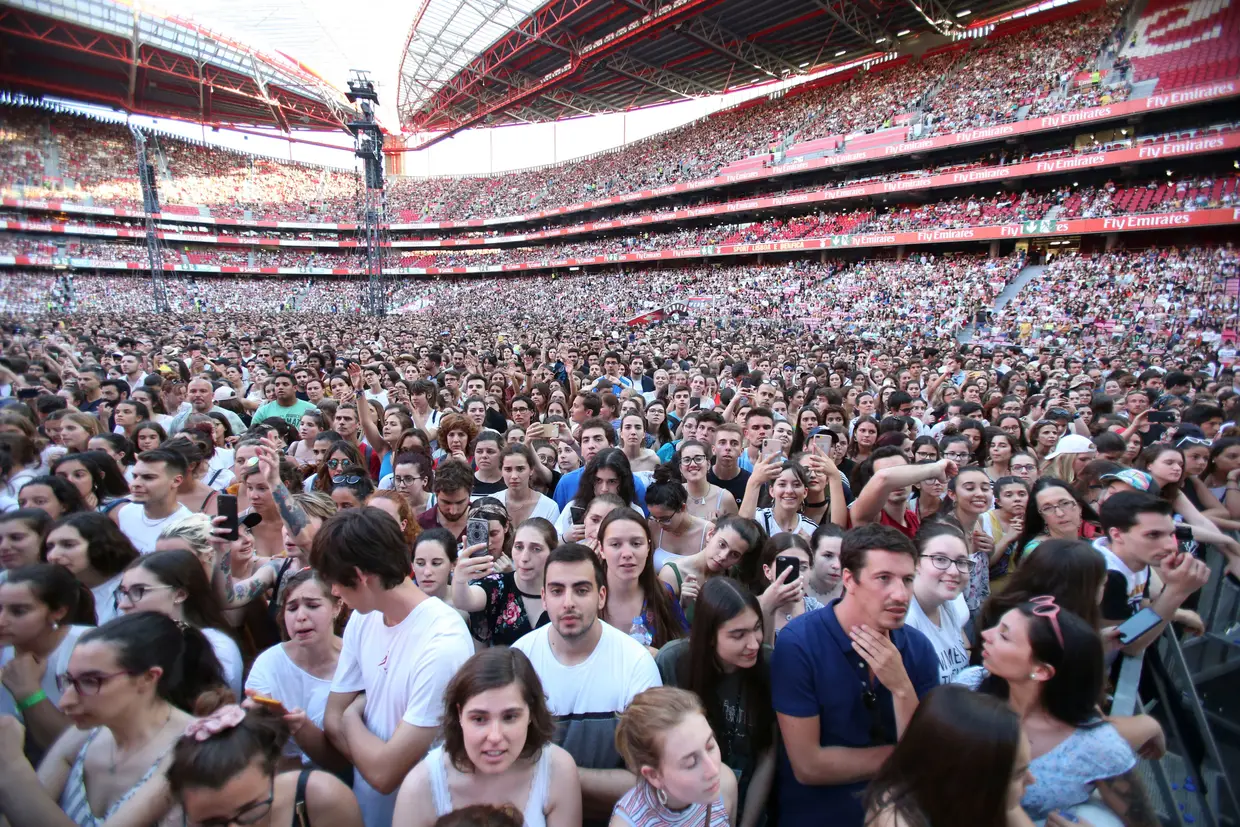 O delíriro dos fãs, contudo, aconteceu às 21 horas, quando Ed Sheeran apareceu com a sua guitarra