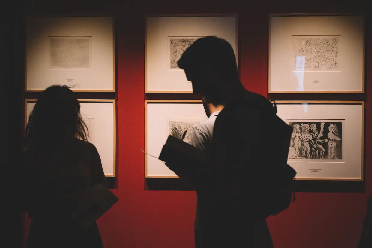 As paredes das salas no Palácio das Artes foram pintadas de vermelho vivo para receber a exposição, criando, desta forma, um maior contraste com as gravuras de Picasso