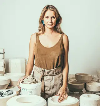 Anna Westerlund abriu a loja Together Lisboa, no Chiado. Ali, além dos bules e jarros de tampas e asas forradas a tecidos, estão também à venda os brincos feitos de cerâmica e latão