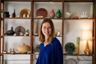Cátia Pessoa, a cara da Caulino Ceramics, com loja e atelier perto da Sé de Lisboa