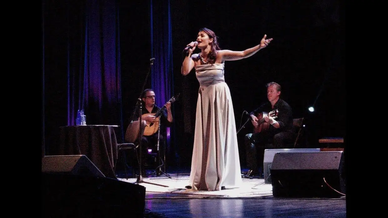 Maja Milinković a cantar o fado em Sarajevo, depois de ter conquistado os palcos lisboetas, para ligar estas culturas que afinal têm tanto em comum