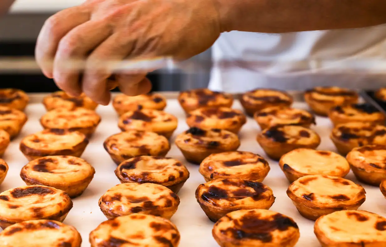 Na Manteigaria saem várias fornadas de pastéis de nata por dia