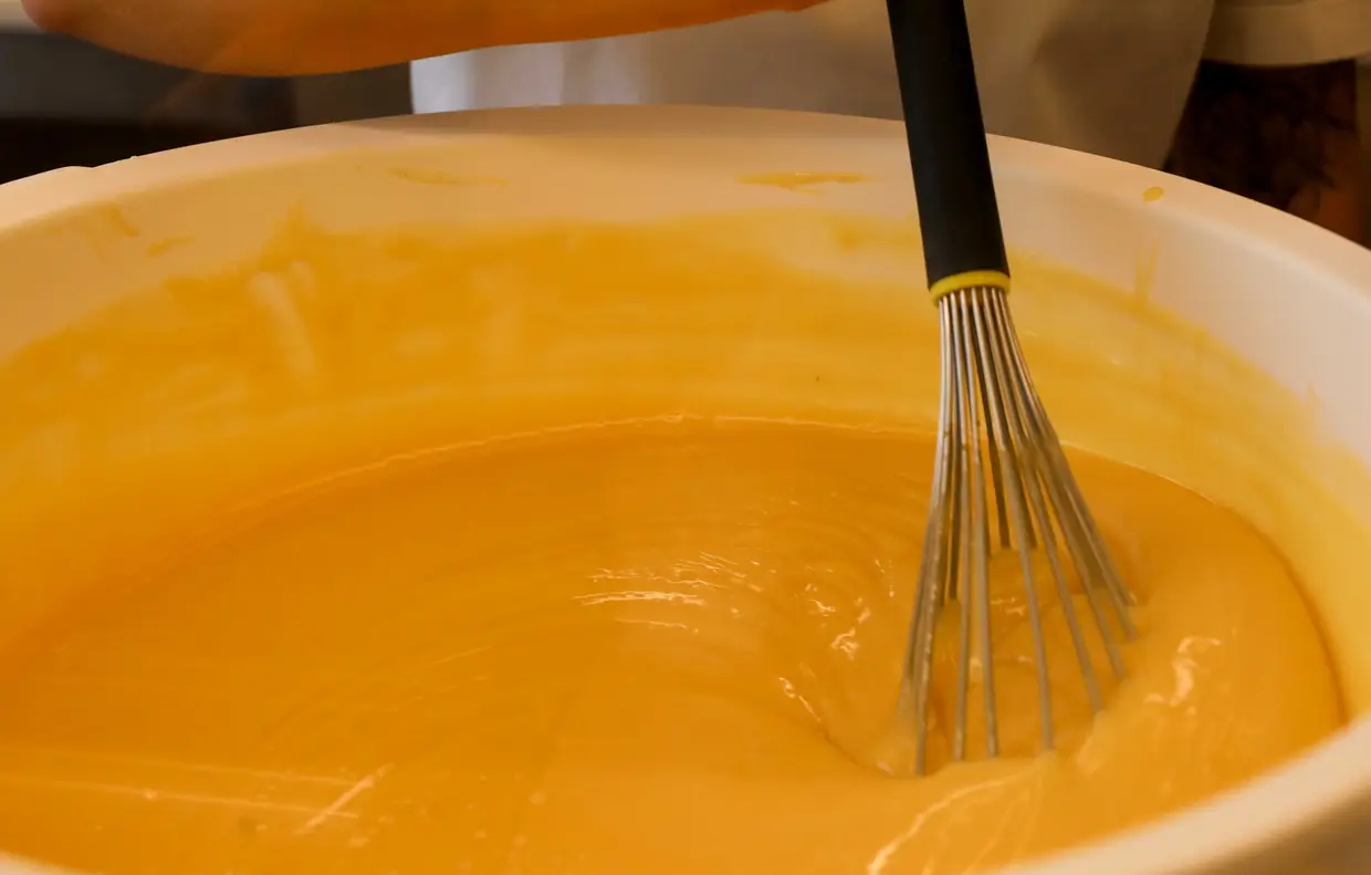 O recheio do pastel de nata leva ovos, farinha (amido), açúcar, leite e sumo de limão. Depois, vai ao lume a engrossar, numa grande panela. Sempre a mexer, para não queimar