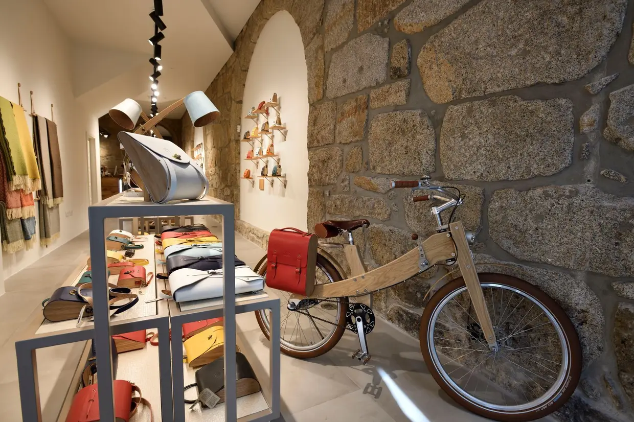 Na primeira loja da marca portuguesa MUD - Manufacture Under Design encontram-se as bicicletas de madeira, que deram origem à marca de João Baptista, e os acessórios criados, entretanto
