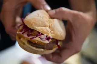 A Trifana é feita com três partes do porco cozinhadas a baixa temperatura (barriga, bacon e cachaço)