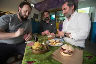 Da esquerda para a direita: Luís Rodrigues, Vasco Lello e Nuno Nobre organizam a Bisca dos 3, este ano no Largo de Santos