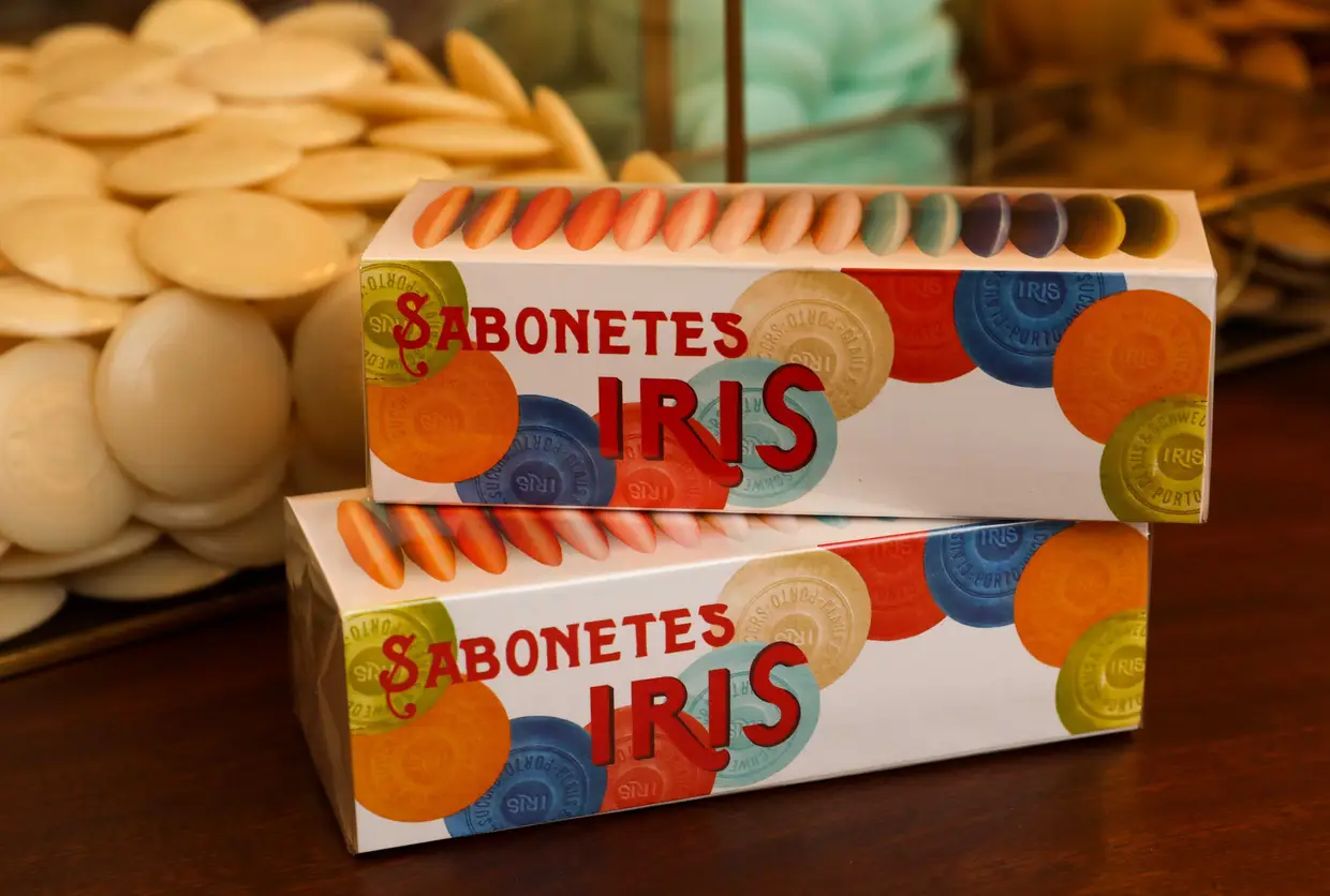 As caixas de design vintage, embaladas à mão, vêm com um sortido de 15 sabonetes