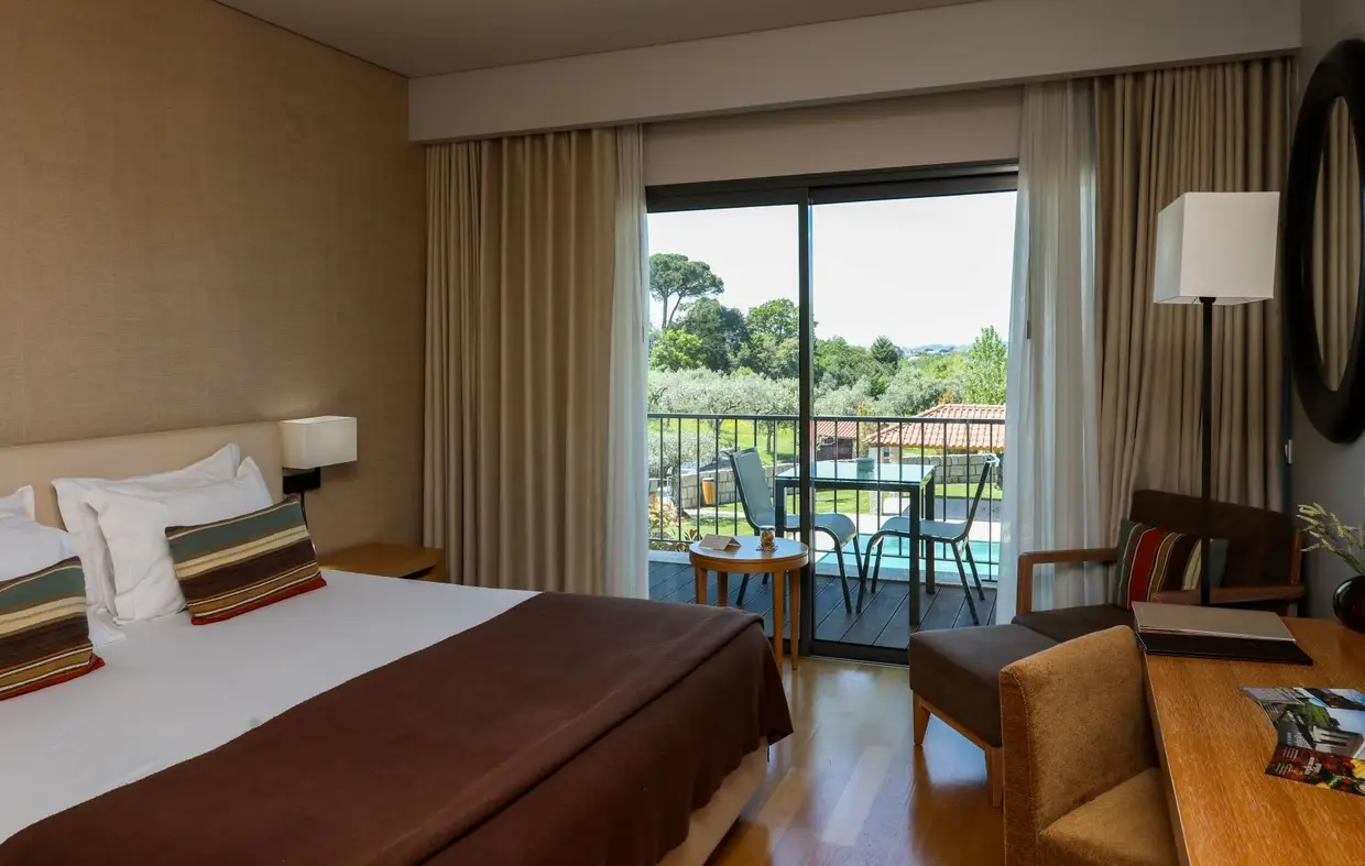 O hotel tem 10 quartos duplos, com vista para a vinha ou para a piscina exterior, e ainda duas casas (T0 e T1) indicadas para famílias