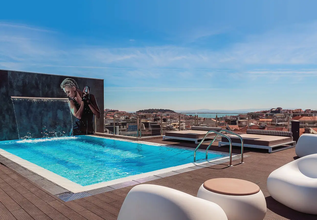 No Rooftop Onair, no último piso do Hotel Fénix Music, à volta da piscina ou do bar, aprecia-se a vista enquanto se bebe um cocktail