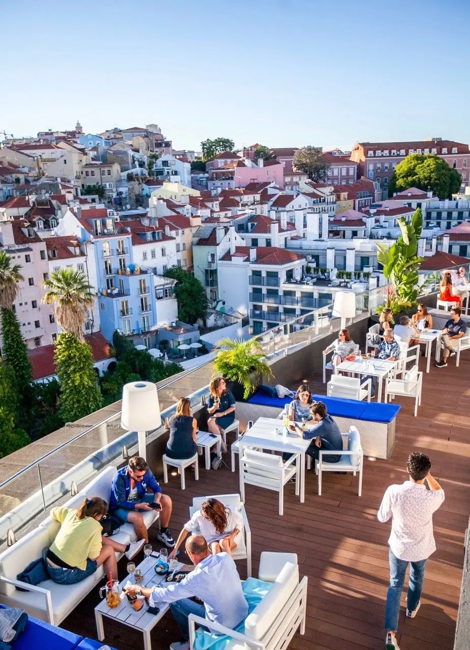 Sessões de ioga (aos domingos) e chill out (às quartas) são as novidades para este verão no Rooftop Bar & Lounge, no último piso do Hotel Mundial, no Martim Moniz