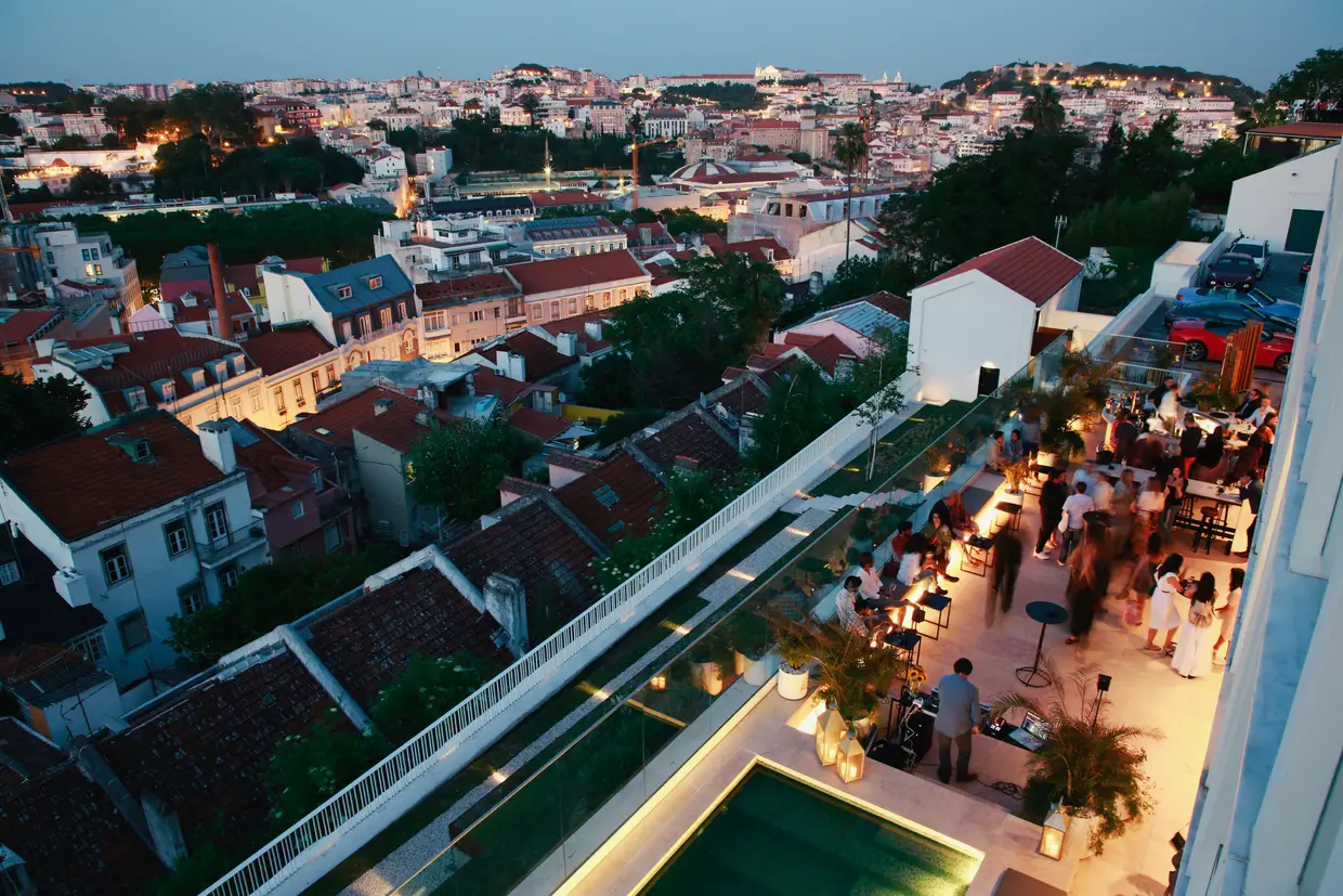 No Terraço do Café Príncipe Real, o restaurante do hotel Memmo, aprecia-se a vista desde a Graça ao Parque Eduardo VII. Os fins de tarde, de quinta a sábado, têm música do DJ residente