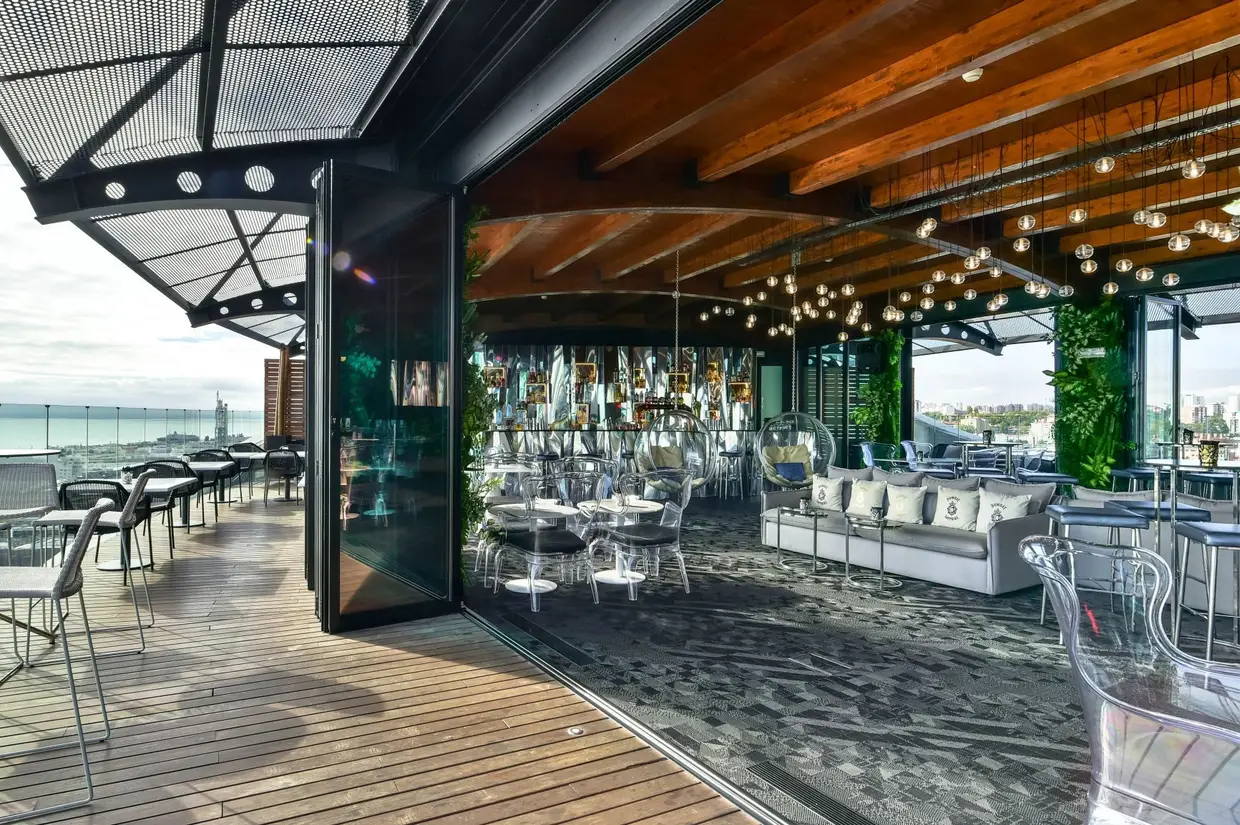 No Parque das Nações, o 16º andar do Tivoli Oriente, além da vista (o Tejo, a Ponte Vasco da Gama, o Oceanário), ainda há happy hour (segunda a sexta, das 17h às 19h30), com as bebidas a metade do preço
