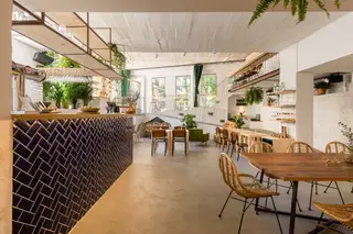 O novo restaurante-bar A Pampa, em Lisboa, é uma extensão da Praça das Flores