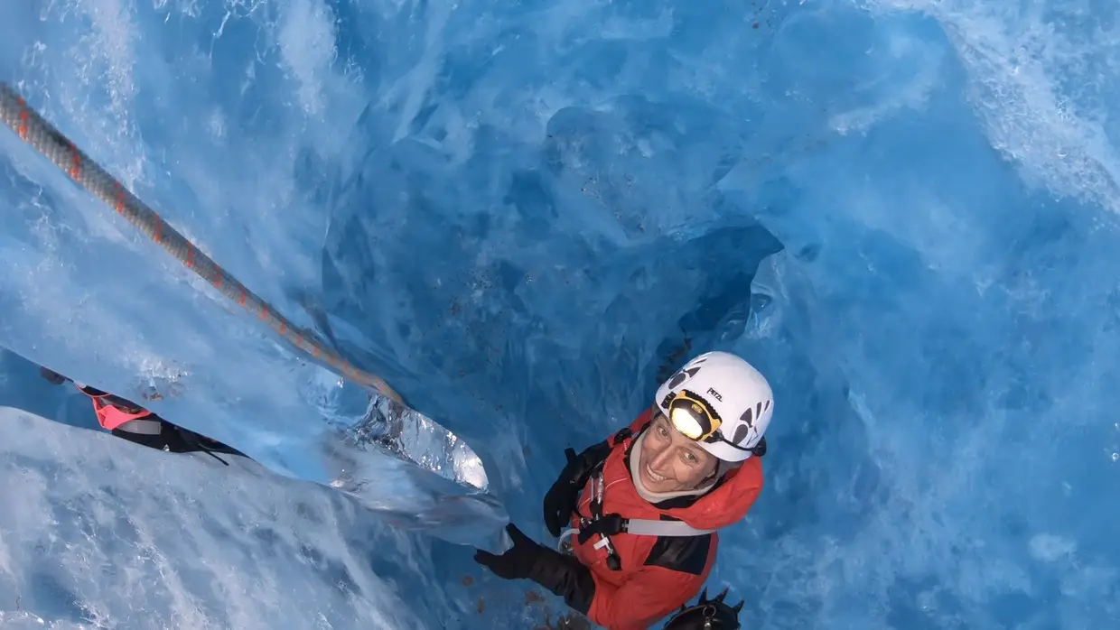 A exploradora aproxima-se do vulcão Chaitén, junta-se aos últimos membros da tribo indígena kawésqar, amigos do avô, e vai ao coração do glaciar Pio XI, o maior da América do Sul