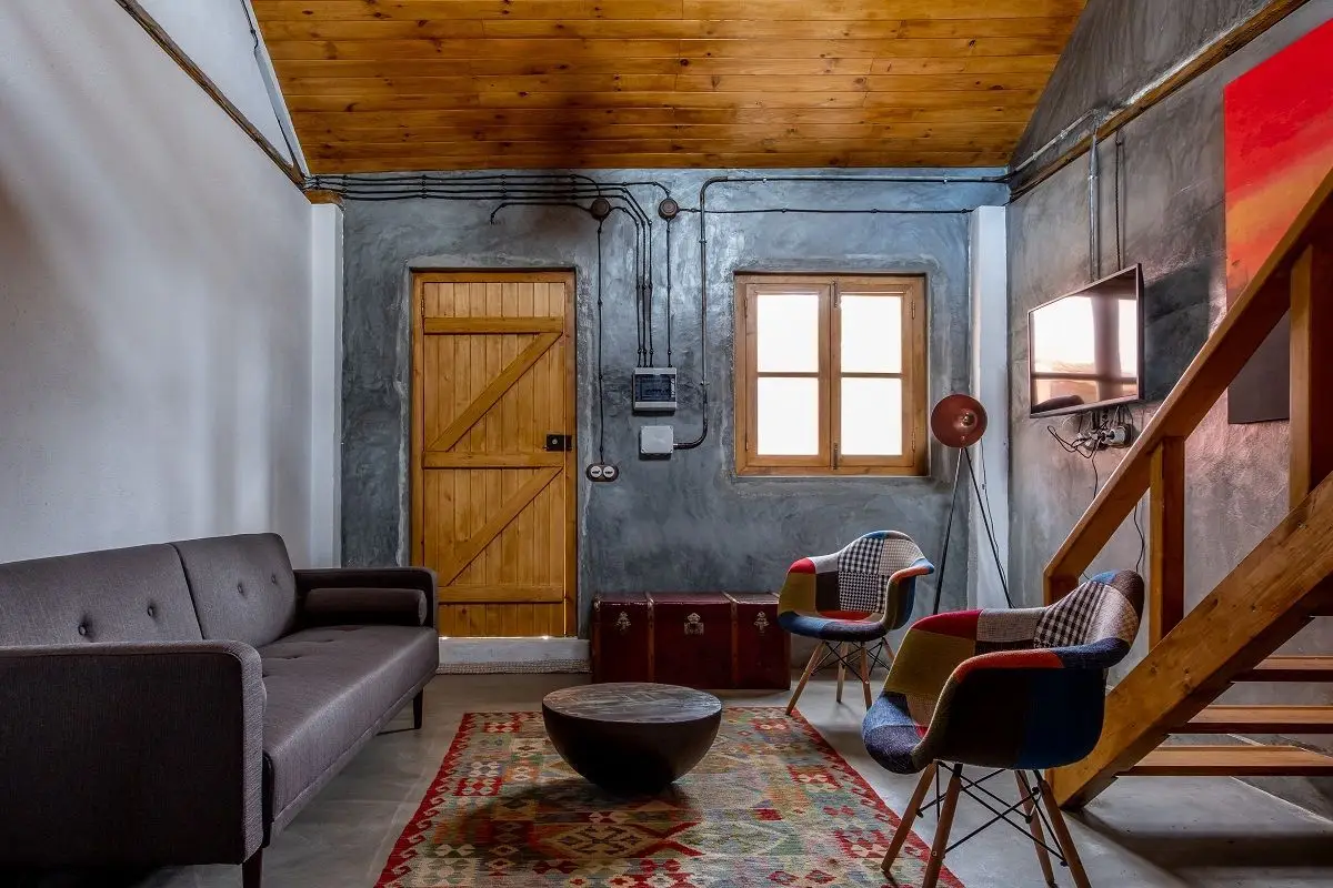 O alojamento conta com seis casas (para 4 a 6 pessoas), decoradas numa linha que cruza o rústico e o industrial, com madeiras e materiais reaproveitados, todas diferentes entre si