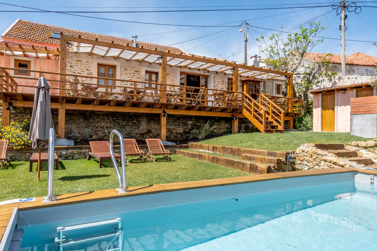 O Terra Lodge tem um alpendre, piscina, horta biológica com várias árvores de fruto e muita relva para os miúdos correrem