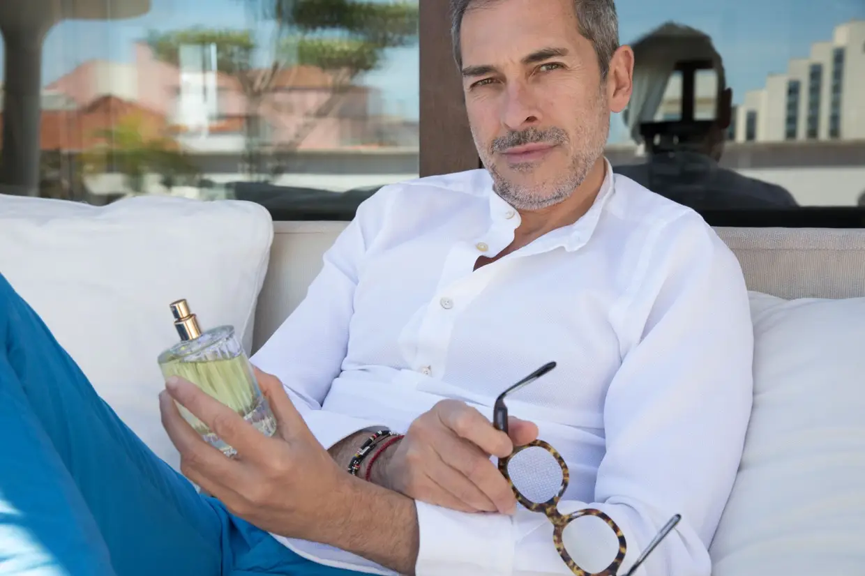A Comporta Perfumes, de Pedro Simões Dias, recria cheiros e memórias da zona. Existe o Areia Salgada, com notas de bergamota, tomilho e maçã, recria um shot de felicidade; o Palafítico, com folhas de chá branco, e ainda o Dona Bia, o Muda, o Sela, o Ocaso, o Mosquito e o Mosquito Man, a partir de €140