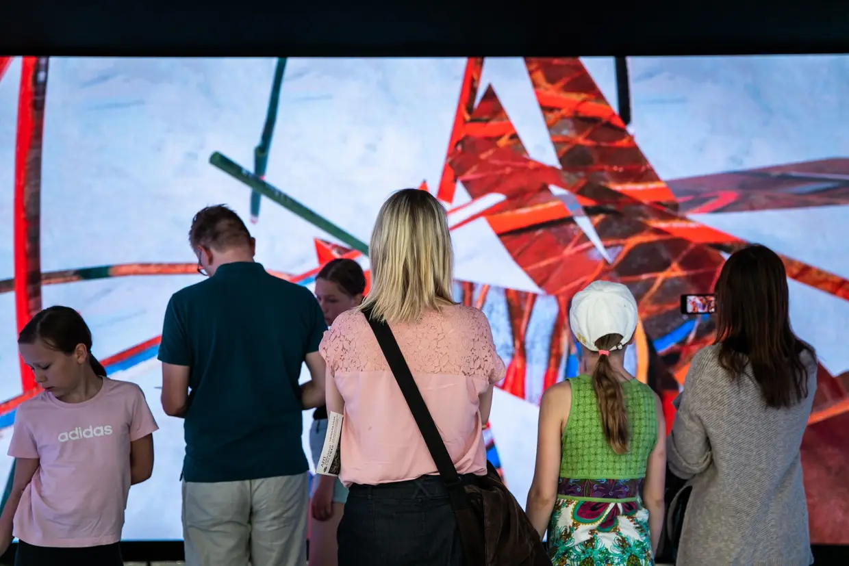 Entre as obras selecionadas, incluem-se tanto as célebres composições abstratas e coloridas, como outros registos menos óbvios da artista