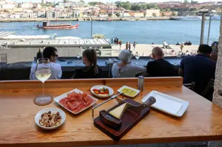 O Wine Quay Bar, no Muro dos Bacalhoeiros, na Ribeira, tem uma vista privilegiada para o rio Douro
