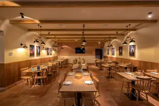 A ementa do restaurante é extensa, predominando o peixe, que é o do mar de Peniche e de linha