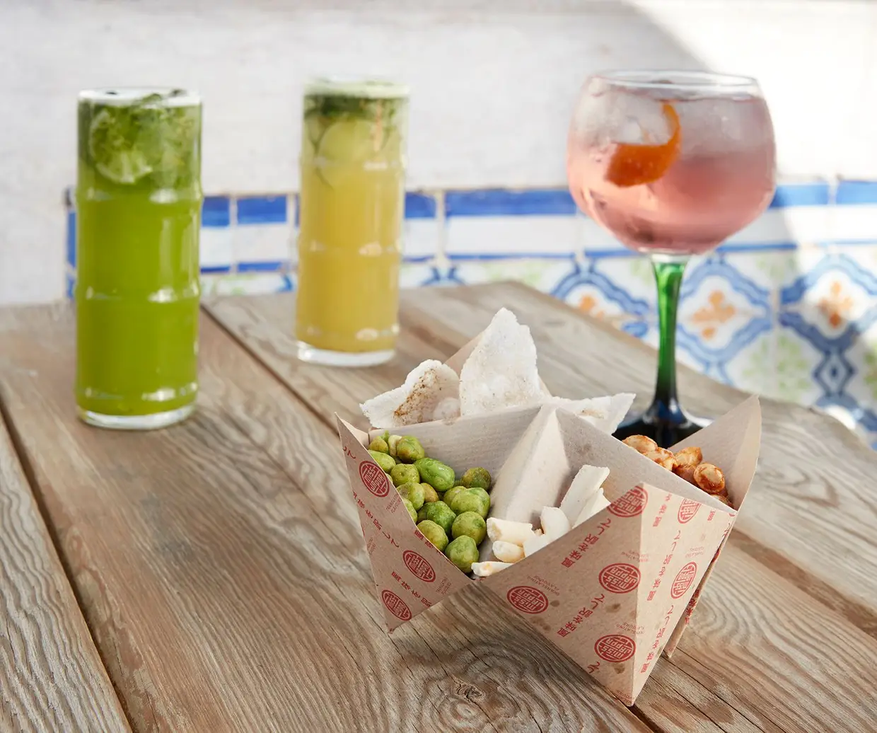 Qualquer um dos três cocktails - Sparkling Lemonade, Shisô Baby e Martini Rosato - acompanham bem a entrada Quantos Queres, com ervilhas wasabi, chips de nori, chips de camarão e amendoim com caramelo de miso