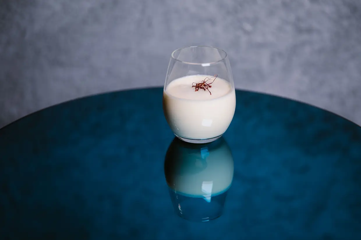 Gaivota, €11 “Adoro o gelado Solero e apeteceu-me fazer um cocktail que fosse simplesmente delicious com um gelado que toda a gente gosta. Tem rum da Madeira, cardamomo, maracujá da Madeira e manga. É tropical, guloso e ótimo para o verão”, diz Constança Cordeiro, do bar Toca da Raposa