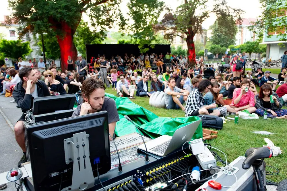 Uma versão da iniciativa Jazz na Relva promovida pelo Festival de Jazz de Ljubljana, onde são apresentados, de forma gratuita, músicos de relevo para partilhar com o público este entusiasmo pela música Jazz. Acontece todos os dias do festival com uma aderência militante