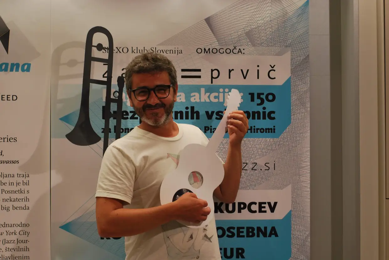 Travassos a apresentar a sua exposição Clean Feed, wrong but strong for 15 years, que incluiu muitos dos trabalhos artísticos para os vários discos publicados pela Clean Feed, que em 2016 celebrava o seu 15º aniversário