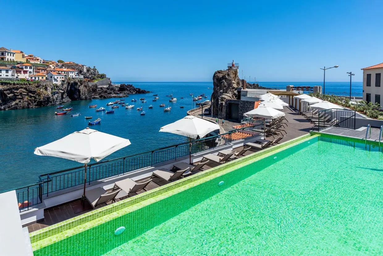 A piscina, situada no terraço, tem vista sobre a baía, e é um dos atrativos da nova pousada