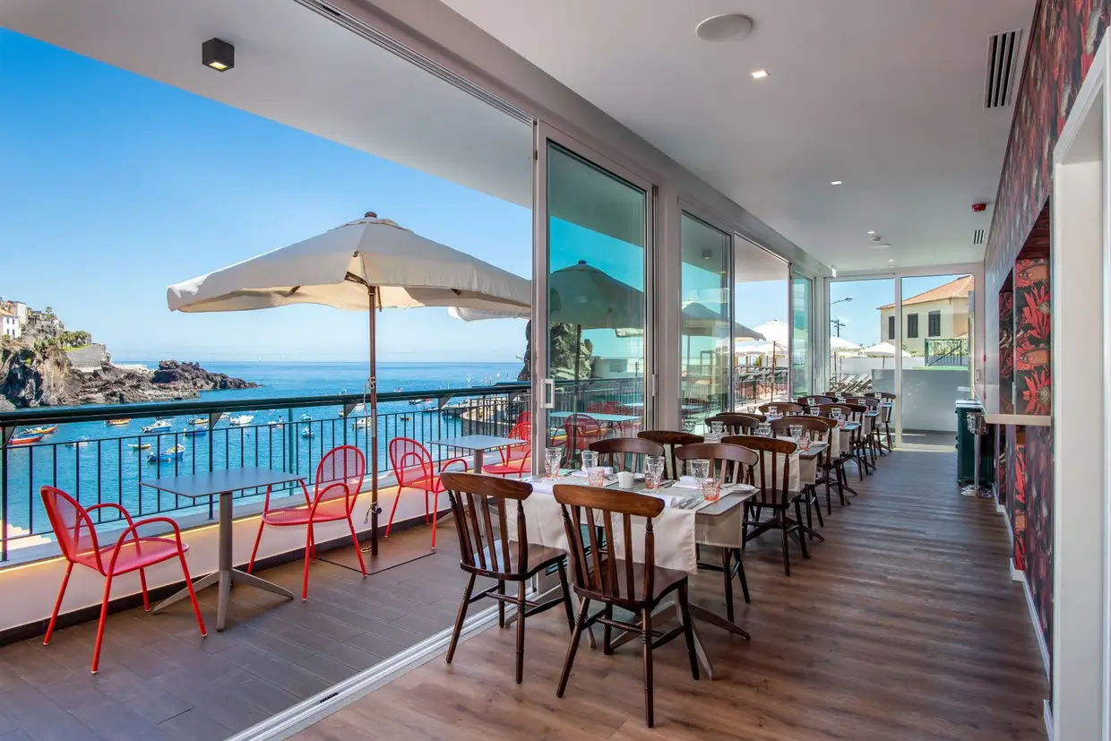 No restaurante Pier One servem-se pratos típicos da ilha, como a espetada em pau de louro, as lapas, os caramujos, o picado de carne, além dos peixes frescos