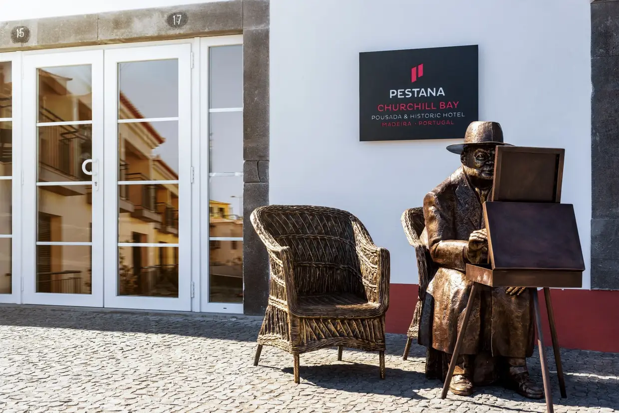 À entrada da pousada, no largo, foi colocada uma escultura em bronze de Winston Churchill, da autoria de Martim Velosa, simbolizando o momento em que o ex-primeiro ministro britânico se sentou no miradouro a pintar a antiga vila piscatória numa tela, nos primeiros dias de 1950