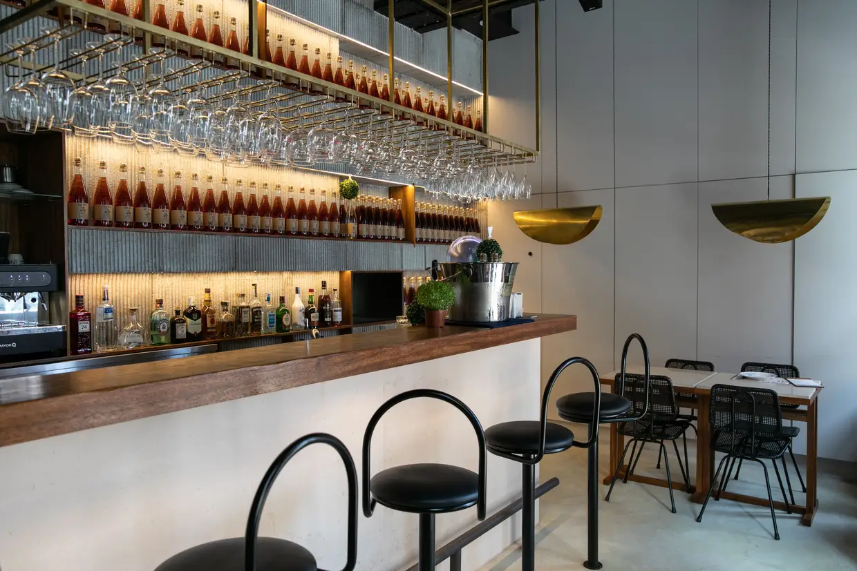 Com 25 lugares à mesa e seis ao balcão, a ocupar uma antiga tasca do bairro de Campo de Ourique, o Qura é um restaurante pequeno, pensado ao estilo das tabernas modernas