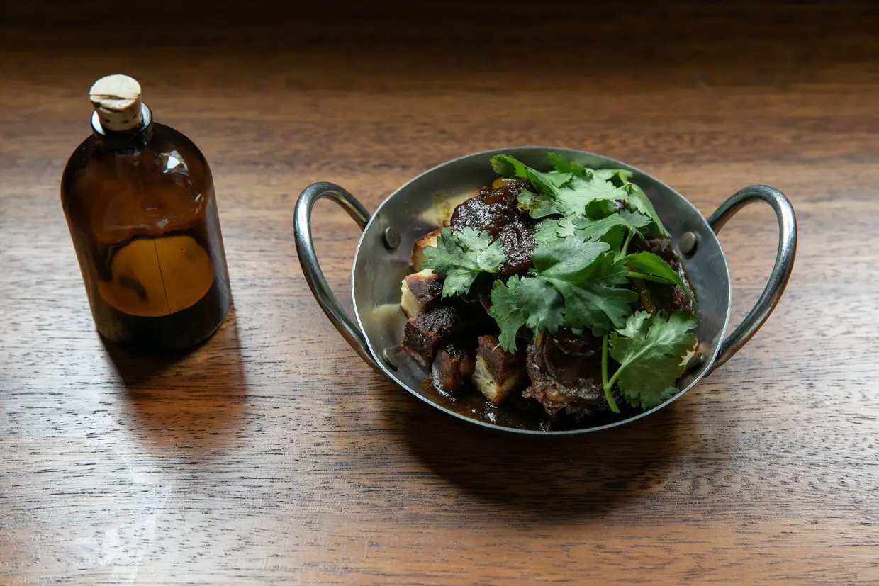 Bochecha de porco, com bolo lêvedo e kumquat