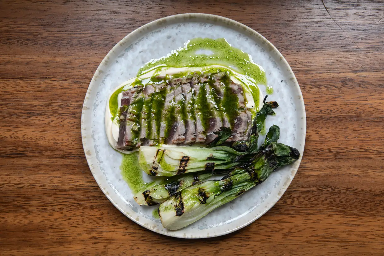 Atum e pak choi braseados, com azeite de salsa