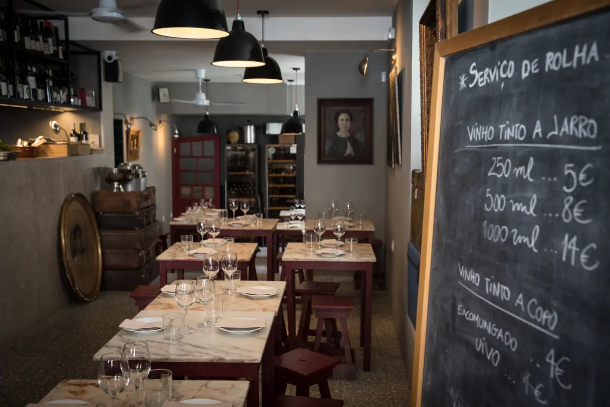 Para a decoração do seu novo restaurante, Leopoldo Calhau comprou o recheio de uma antiga taberna alentejana