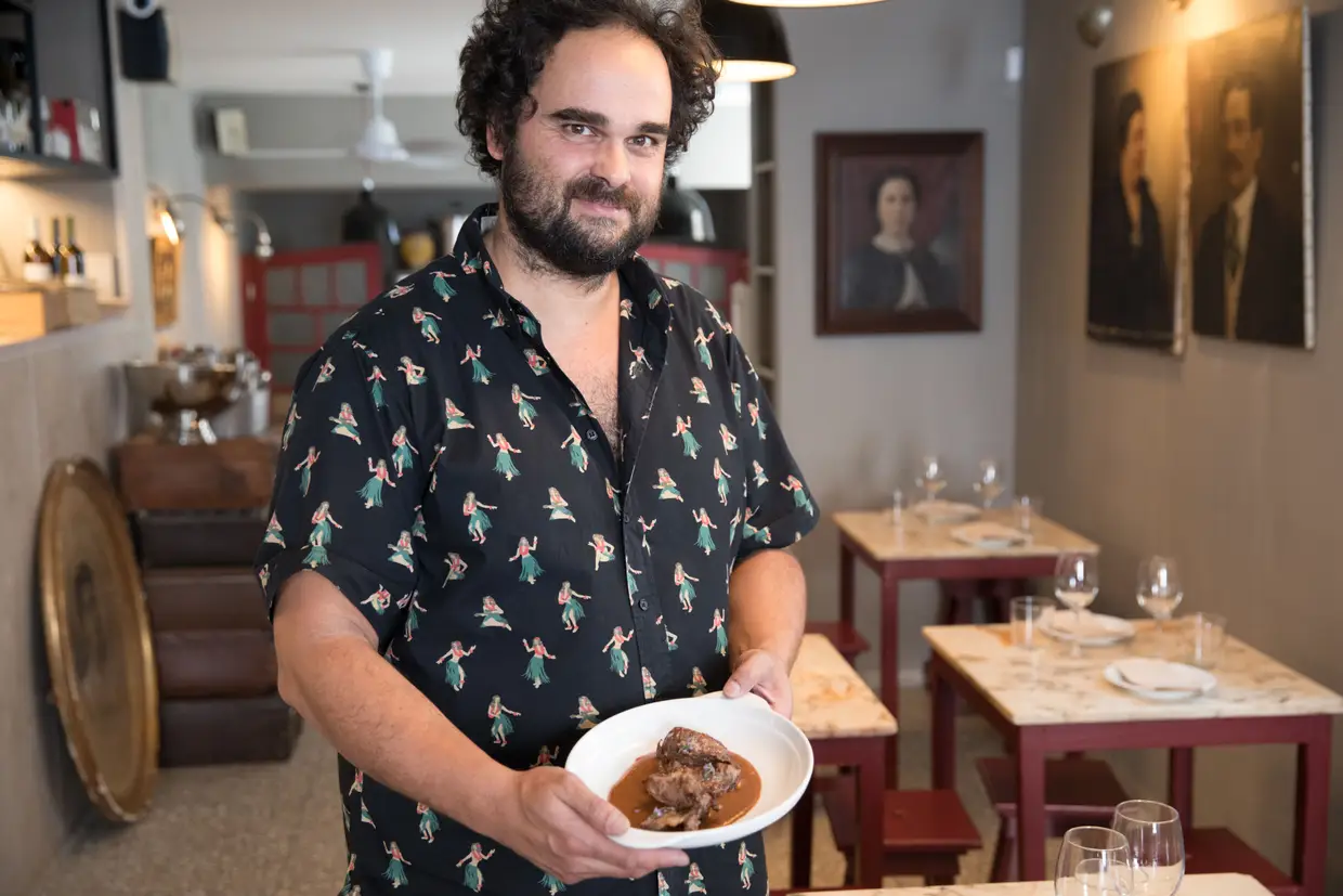 Em 2014, Leopoldo Calhau abriu o restaurante Sociedade, na Parede, em Cascais, mudando-se, dois anos mais tarde, para o Café Garrett, no Teatro Nacional D. Maria II, em Lisboa. Desde junho que está no Largo das Olarias, na Mouraria
