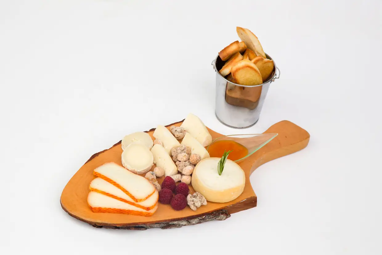 A tábua de queijos é um dos petiscos que acompanha os cocktails