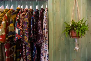 Os padrões coloridos das camisas Otherwise, dos geométricos aos florais, são conseguidos com técnicas como block print, uma estampagem feita com um desenho esculpido num bloco de madeira