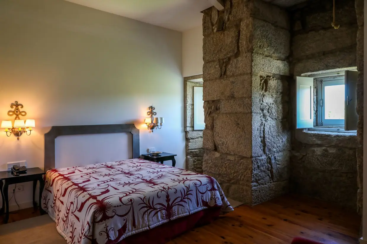 O hotel tem 24 quartos, 11 dos quais ficam no Convento. Em redor do claustro, ficam o bar, o restaurante, um jardim, as vinhas, um court de ténis e um mini-golfe