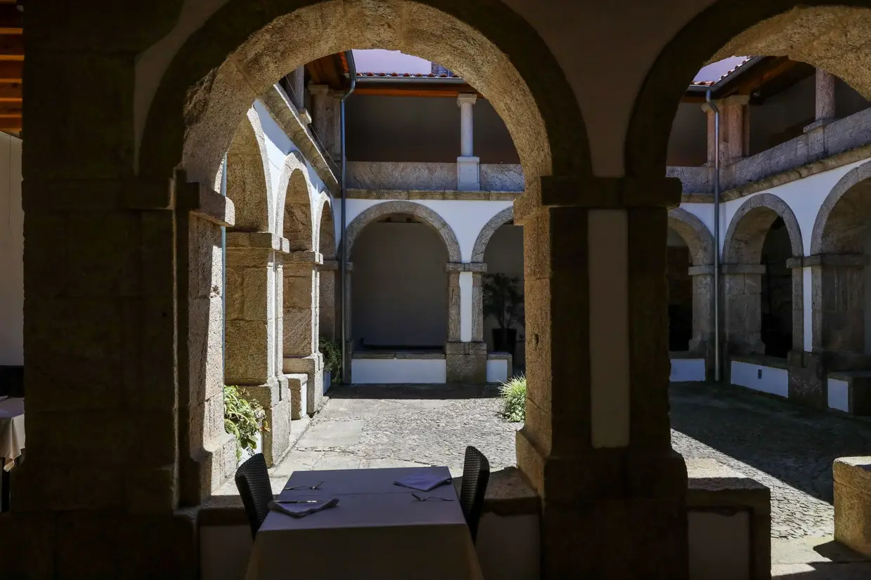 É na tranquilidade do claustro, onde se pode tomar o pequeno-almoço, que apetece ficar a ler ou à conversa