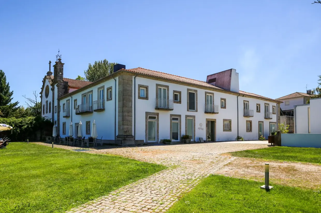 O hotel divide-se entre o antigo Convento e um edifício moderno, onde se encontra o Spa, com sauna, banho turco, hidromassagem e ginásio