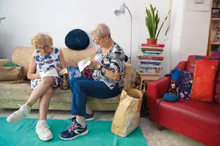 O projeto começou em 2014, com 12 avós, agora estão inscritas cerca de 80 e, com regularidade, junta-se um grupo de cerca de 36. Das suas mãos saem alfineteiras, fotografias antigas bordadas, colchas, tapetes, bonecos e – novidade – uma coleção de originais almofadas em forma de comprimido