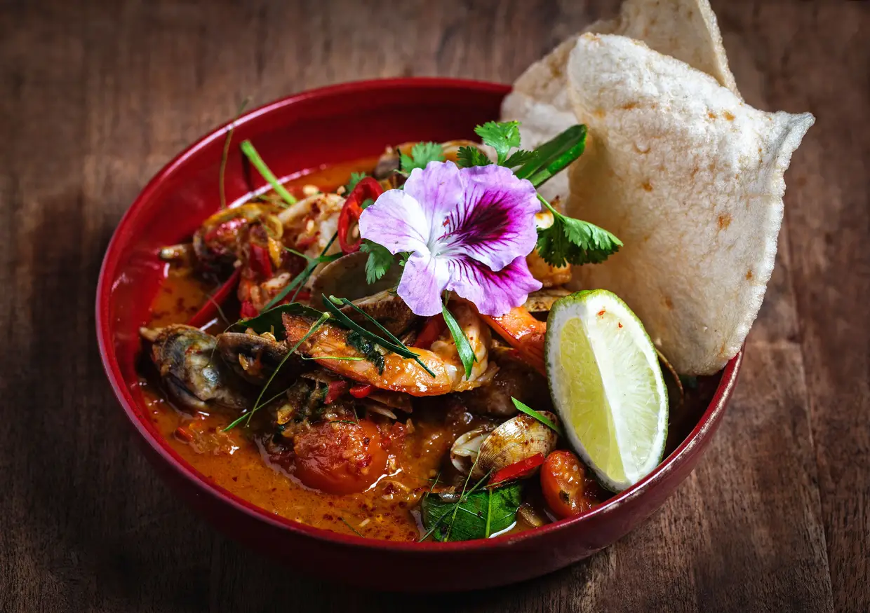 Udang sambal da Indonésia, junta no mesmo prato camarão, amêijoas e um picante molho asiático à base de malagueta