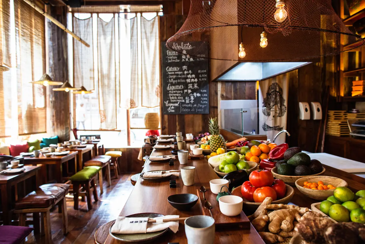 Ao balcão é possível ver os chefes a cozinharem na robata, a grelha japonesa