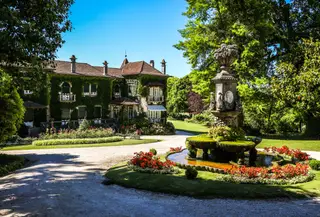 As visitas guiadas à quinta, em Penafiel, dão a conhecer os jardins e a adega velha, onde repousam as barricas de carvalho francês que guardam a célebre aguardente e parte da produção