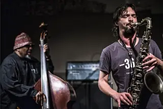 Com percursos distintos os norte-americanos William Parker, John Dikeman e Hamid Drake juntam-se a Luís Vicente, trompetista português, na aldeia de Fajão, na Pampilhosa da Serra, para um singular concerto de improvisação